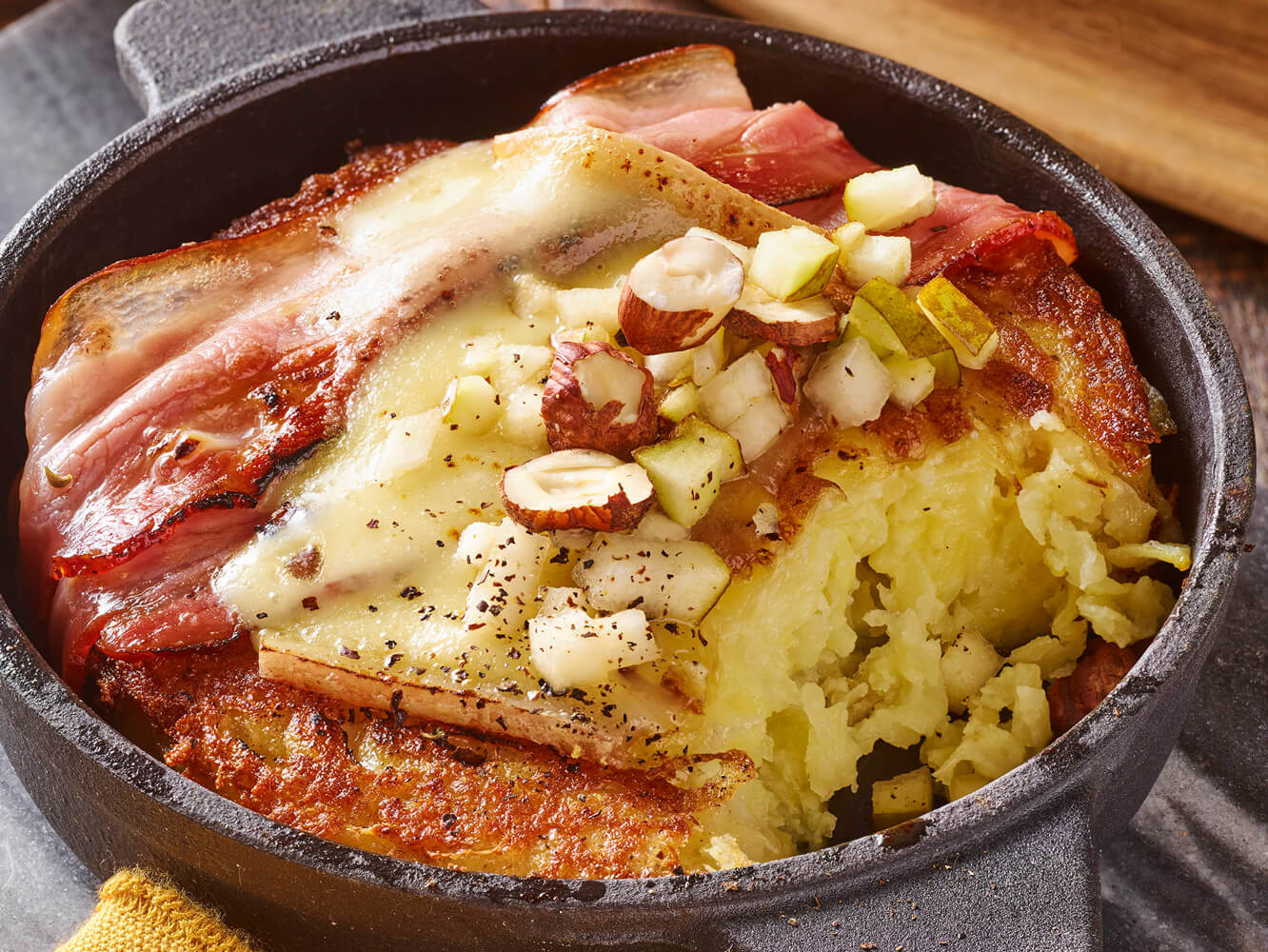 Röstis à la Raclette de Savoie, Lard et Condiment Poires-Noisettes