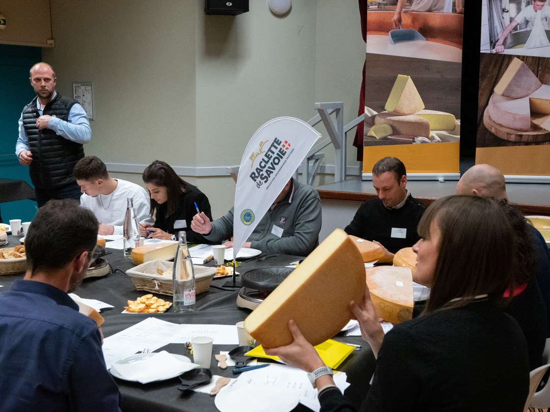 personnes qui dégustent et notent la raclette de savoie IGP