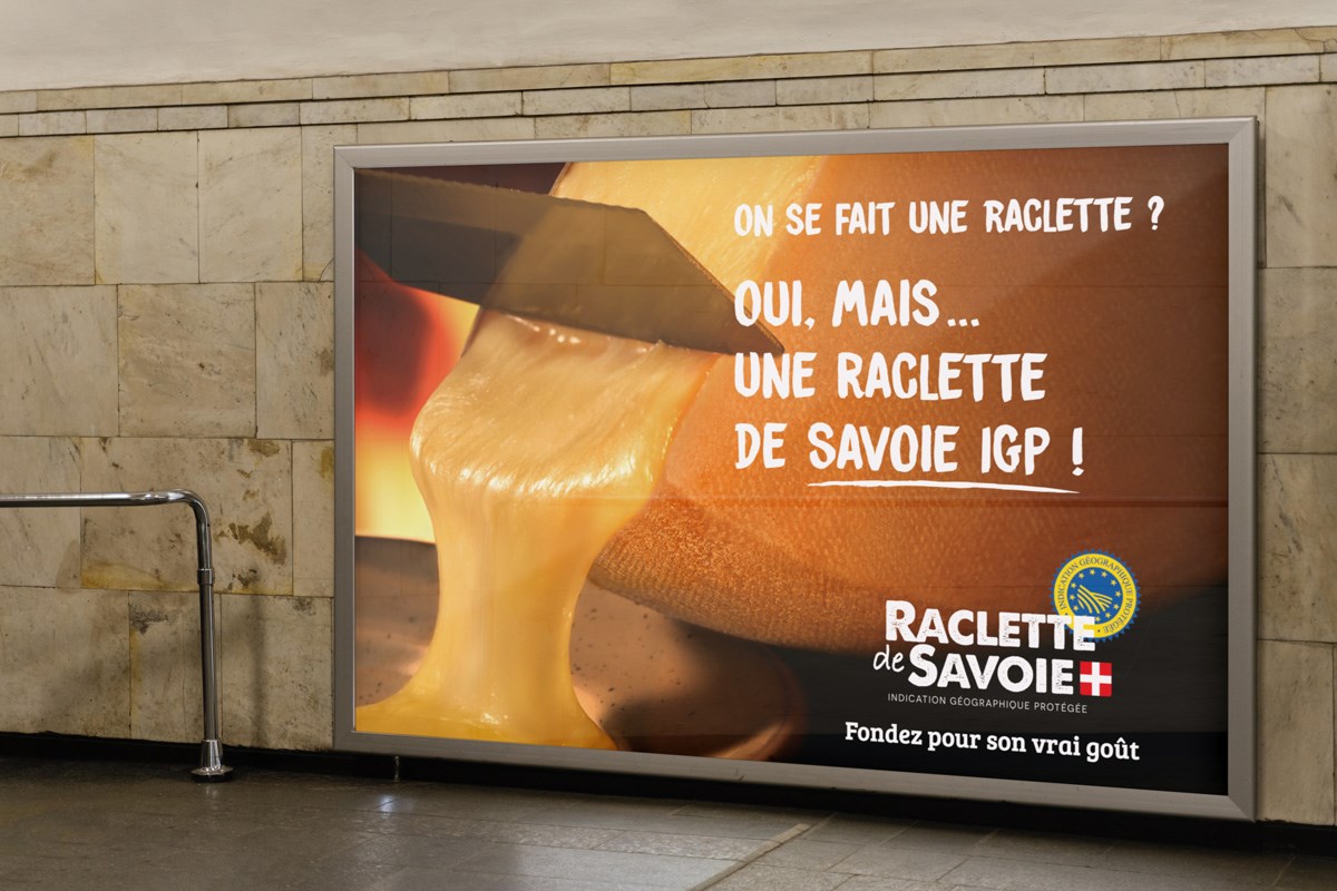 affiche raclette de savoie en demi meule qui fond